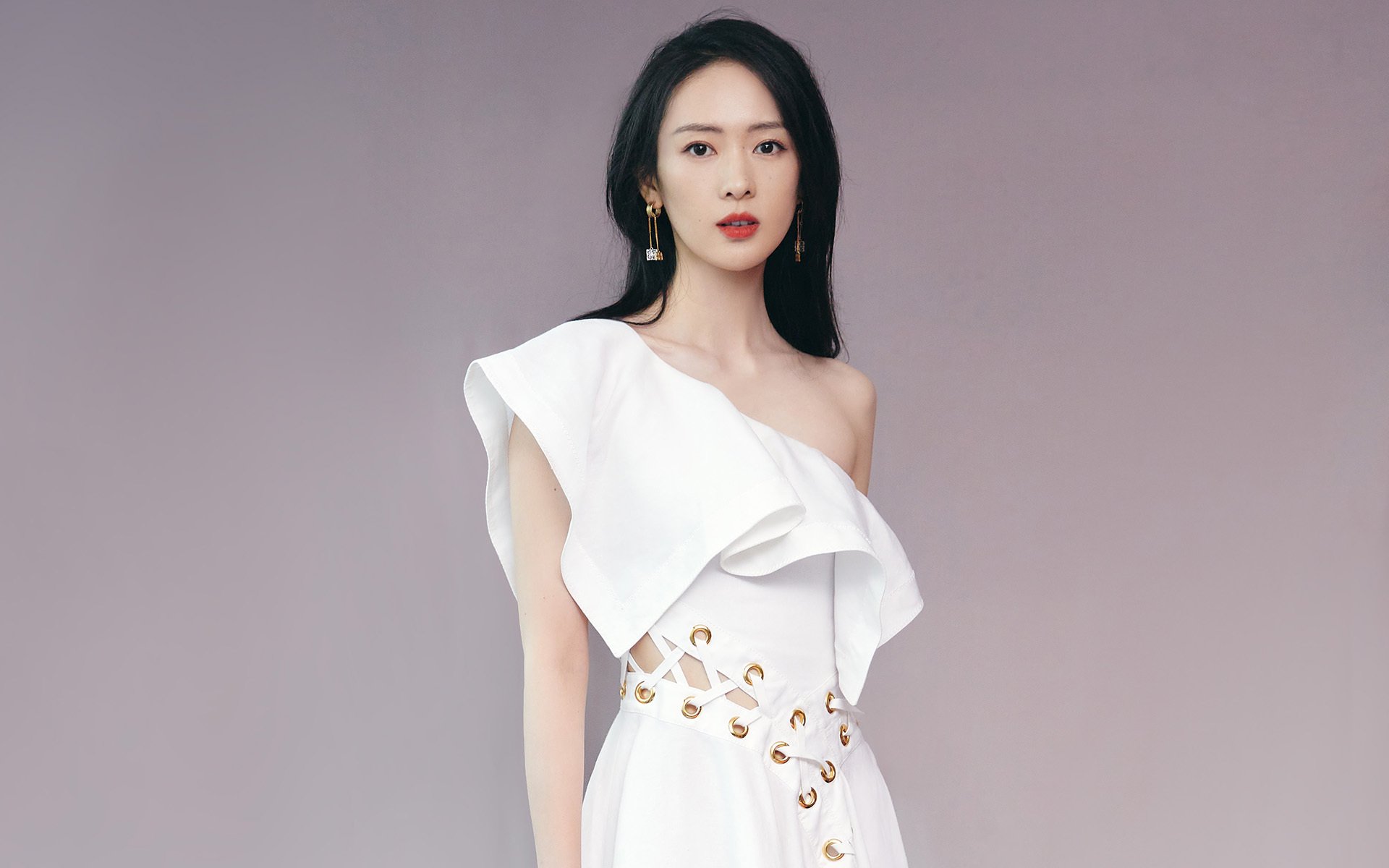 主场迎战强敌全队上下团结一致展现顽强拼搏精神追求胜利，表示迎战强敌的成语